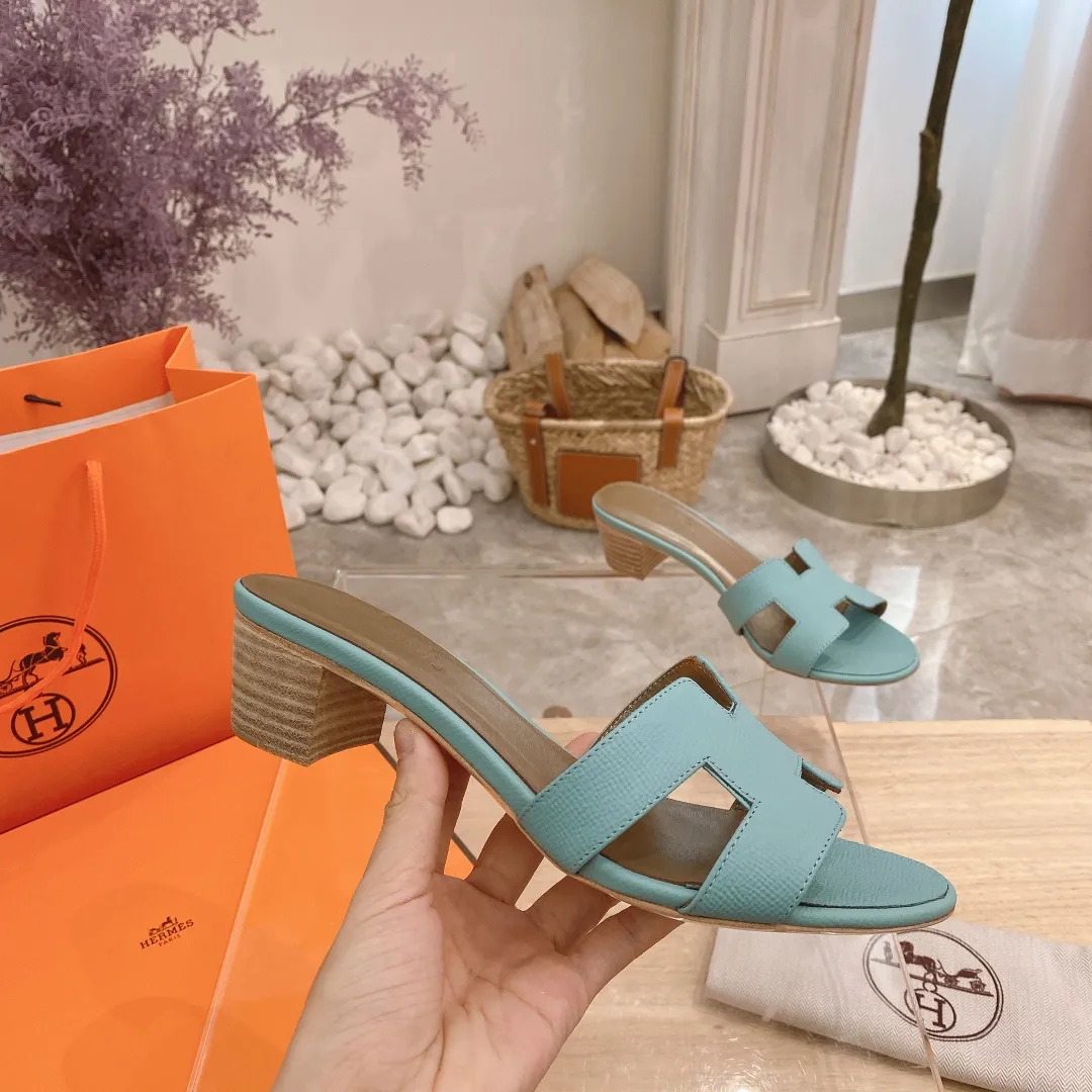 👟👟Ex-factory price 300👟👟 Genuine leather sole +40 🦄Hermès "Palm Print" has added new color sandals, "Year-round shipment" with three-dimensional concave and convex feeling on the classic "H" upper... It is a must-have item in your wardrobe, and it is magically versatile in this summer! This model fully demonstrates the classic Hermès style "palm print". Classic calfskin material ~ imported sheepskin. Lining 🐎Size: 34~42. Heel height ② type: low heel 1.5cm. Medium heel 4.5cm. Genuine leather sole +40 rubber sole.